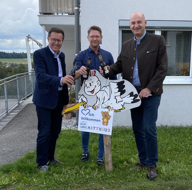 Prost auf den neuen Erdenbürger: OÖVP-Klubdirektor Klaus Mitterhauser, frischgebackener Vater Markus Felbermaier und Klubobmann-Stellvertreter Christian Dörfel (v. l. n. r.).
