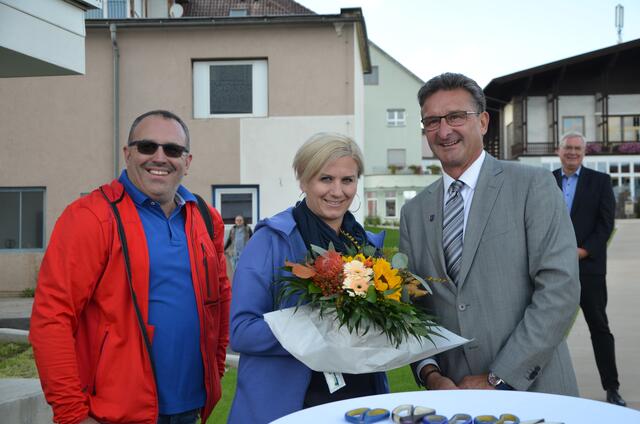 Die neuen Einwohner Dieter und Dorothea Kerschbaumer mit Wolfgang Kinar