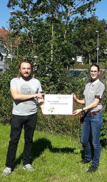 Bienenbeauftragter Peter Helml (r.) und Marktleiterin Julia Kreuzhuber freuen sich über die bienenfreundliche Umsetzung.