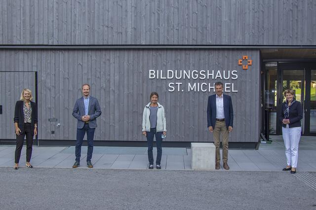 Die Innsbrucker Regierungskoalition (v. l.) mit Stadträtin Elisabeth Mayr, Vizebürgermeister Johannes Anzengruber, Vizebürgermeisterin Uschi Schwarzl, Bürgermeister Georg Willi und Stadträtin Christine Oppitz-Plörer stellte sich in einer eineinhalbtägigen Klausur einer breiten Diskussion über die aktuelle Situation der Innsbrucker Stadtfinanzen.