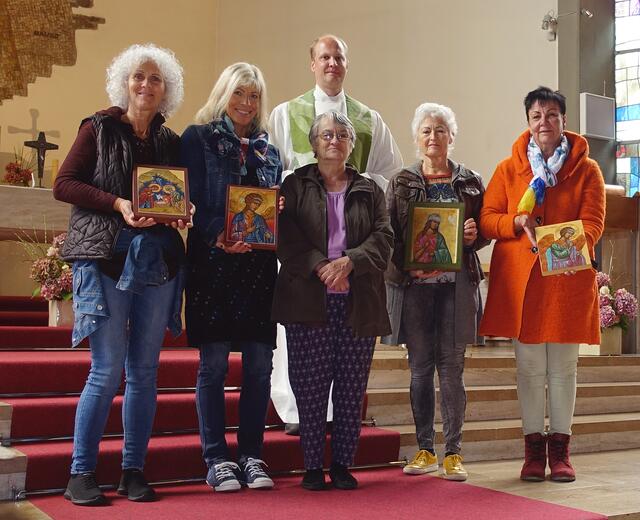 Tauchten in die Welt der Ikonen ein: Hannelore Buttazoni, Ingrid Sommer, Silva Bozinova, Ingeborg Rupitsch, Annemarie Trojer und Kaplan Robert Thaler.