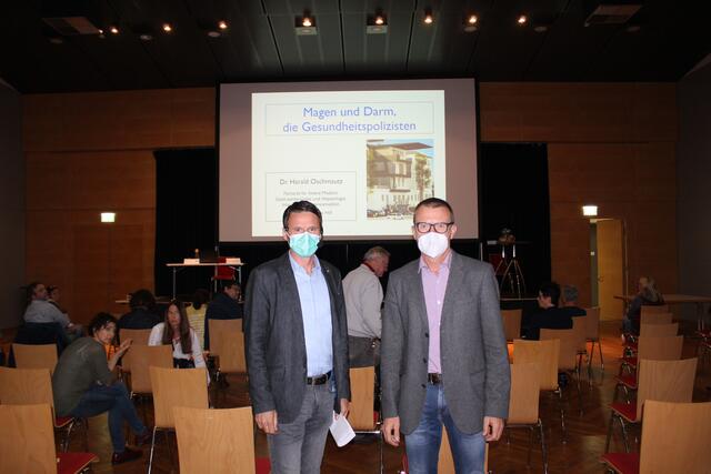 Der Moderator des Abends Gesundheitsstadtrat Alexander Radl mit dem Referenten, dem Internisten Harald Oschmautz von der Privatklinik Mariahilf (von links)