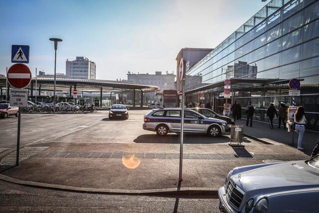 Am Vorplatz des Grazer Hauptbahnhofs kam es zu dem Raufhandel, ein Mann wurde sogar mit einer Gaspistole bedroht.