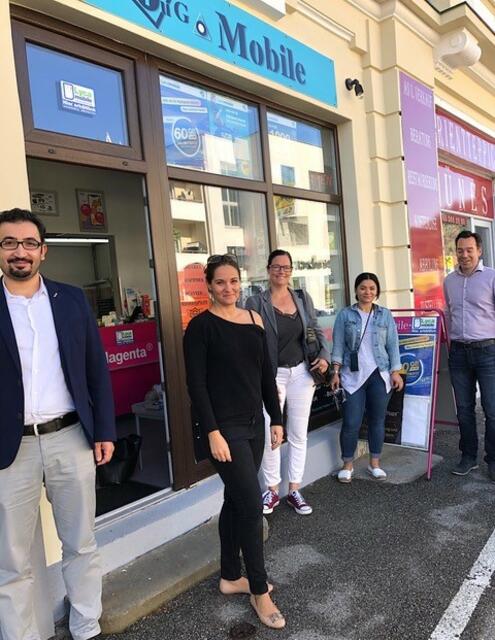 Ramazan Serttas, Anja Kulinski, Astrid Wessely, Ipek Tug und Andreas Kirnberger vor dem neuen Handyshop.