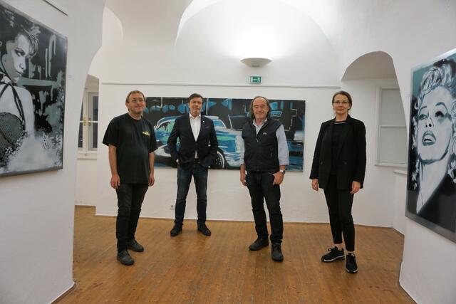 Künstler Wolfgang Uranitsch (2.v.r.) mit Laudator Michael Holeschofsky sowie Cornelia Habermeier-Grafl und Andreas Landl.