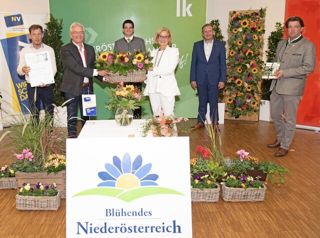 Obmann Johannes Käfer, Bürgermeister Gerhard Weil, Vizepräsident Lorenz Mayr, Landeshautpfrau Johanna Mikl-Leitner, Spartenobmann Jochen Flicker und „Natur im Garten“ Geschäftsführer Matthias Wobornik
