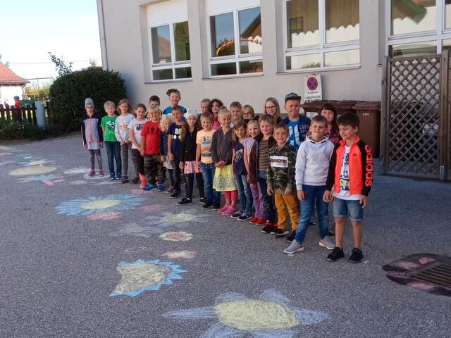 Bunte Blumen zieren den Schulhof der Volksschule Großglobnitz.