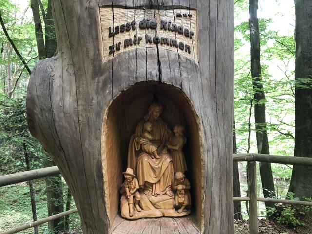 Viele liebevoll gestaltetet Schnitzerein kann man am neuen Wanderweg in St. Ruprecht an der Raab entdecken