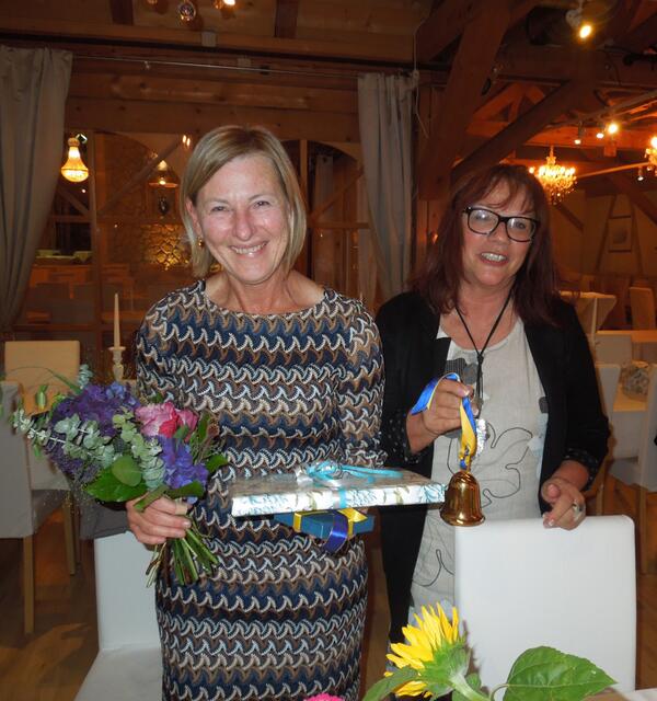 Past-Präsidentin Paula Löcker und Präsidentin Lisbeth Schwarzenbacher (re.).