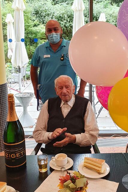 Bewohner Karl Leidenfrost und Wohnbereichsleiter Milan Savanovic freuten sich über den köstlichen Kuchen und den Sekt.