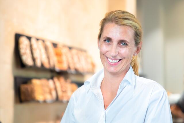 Strahlend: Barbara Auer lacht gerne, hat gelernt, Handkaisersemmeln zu machen und will eine tolle Mutter sein. Außerdem soll die Bäckerei Martin Auer der coolste Arbeitgeber sein und umsetzungsstark bleiben.