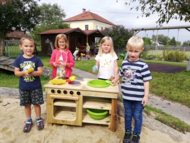 Die Kindergartenkinder mit ihrer neuen Küche.