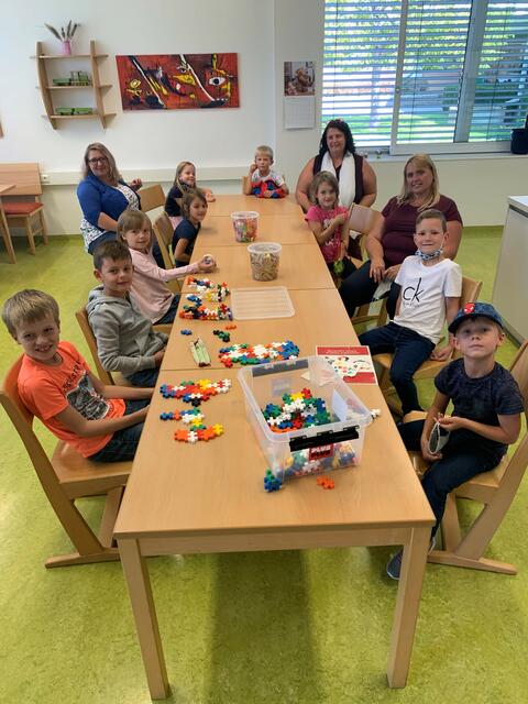 Über die mitgebrachten Süßigkeiten von den Gemeinderätinnen Birgit Wallner und Sarah Huber freuten sich die Kinder ganz besonders.