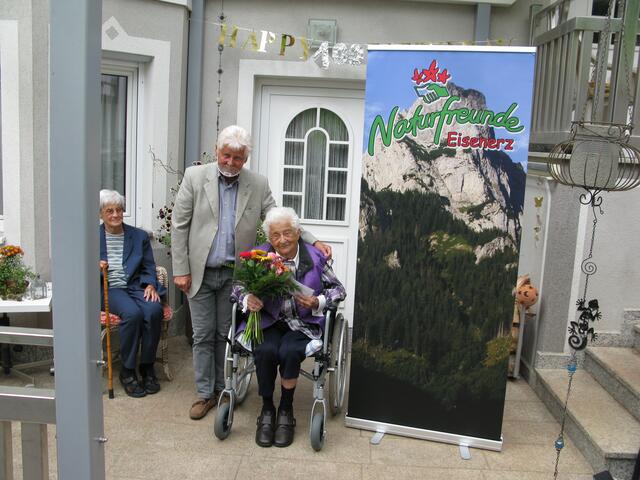 Obmann Franz Moherndl überbrachte die Glückwünsche an Jubilarin Grete Pohl.