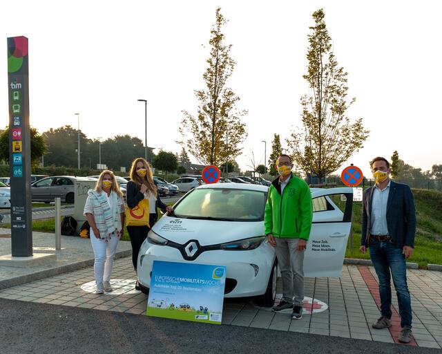 Carsharing in Lieboch: Das neue tim-Elektrofahrzeug, ein Renault Zoe, steht am Bahnhof und wurde jetzt der Bevölkerung präsentiert.