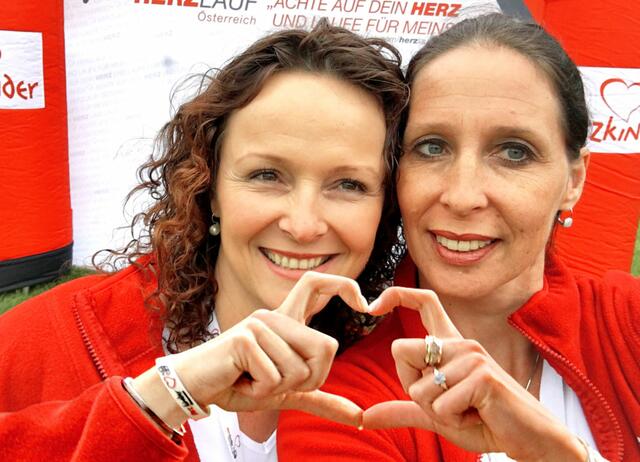 Auch Herzkinder Österreich-Präsidentin Michaela Altendorfer (l.) und ihre Stellvertreterin Astrid Lang-Moitzi (r.) nehmen am Weltherztag an der Herz-Selfie-Aktion teil.