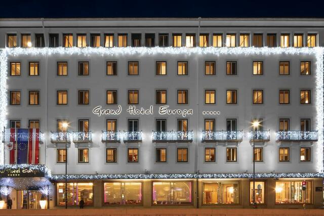 Das Hotel Europa mit festlicher Beleuchtung.