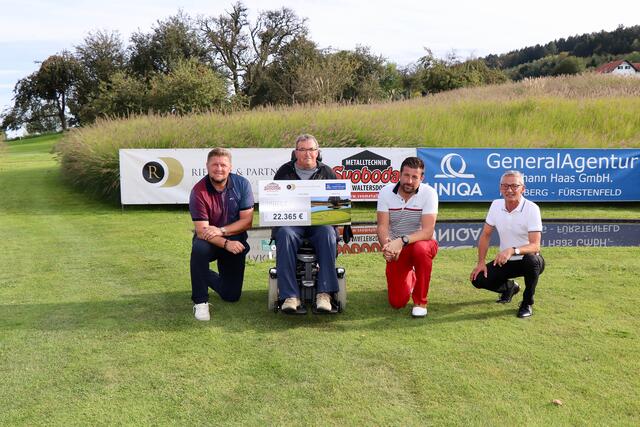 Alois Hammerl dankte Thomas Svoboda, Herbert Riegler und Johann Haas für die großzügige Unterstützung aus dem Charity-Golfturnier.