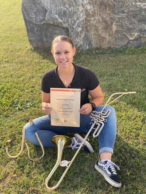 Lena Gollob mit ihrem Meisterstück, dem von ihr entworfenen und gebauten "SaxBRASS".