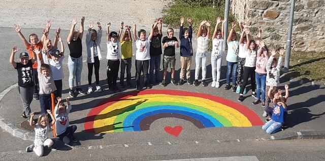 Die Kinder der Volksschule Friedersbach schmückten den grauen Asphalt mit einem großen, bunten Regenbogen.