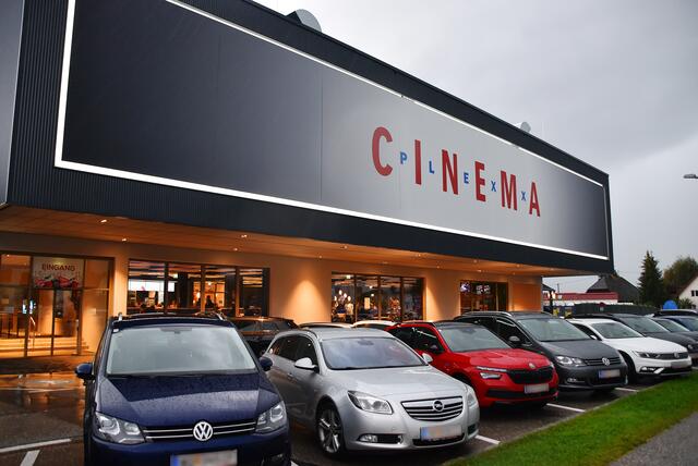 Die Filmvorstellungen sind Veranstaltungen, wo Richtlinien für Indoor-Veranstaltungen mit zugewiesenen Sitzplätzen gelten.