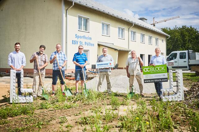 Beim Spatenstich zum Zubau des ESV Sportheims St. Pölten im August: Markus Koch von OC Block (v. l.), Obmann
Gerald Hofegger, Fotografie-Sektionsleiter Robert Schöller, Schriftführer Erich Doleschal, ehrenamtlicher Präsident
Johann Rankl und Josef Leitner vom ESV sowie Johann Koch von OC Block. ©
Franz Gleiß