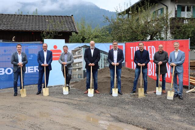 Coronabendingt hielt man die Feierlichkeiten zum Spatenstich am 17. September in der Kufsteiner Salurnerstraße für das neue Wohn- und Geschäftshaus eher klein.