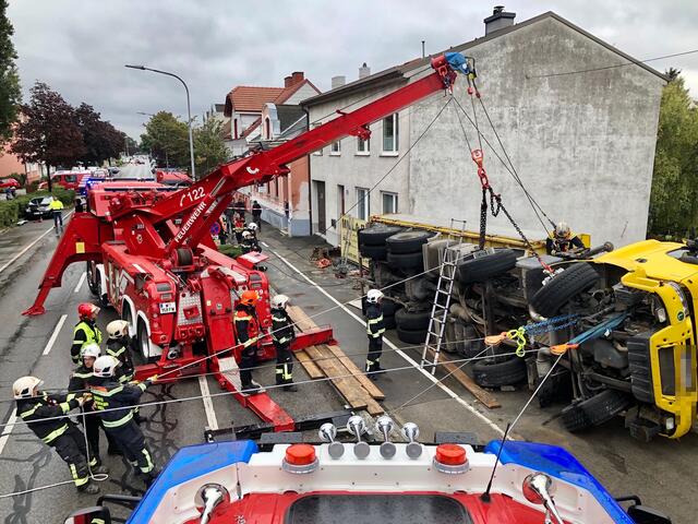 LKW wurde auf festen Untergrund gehoben.
