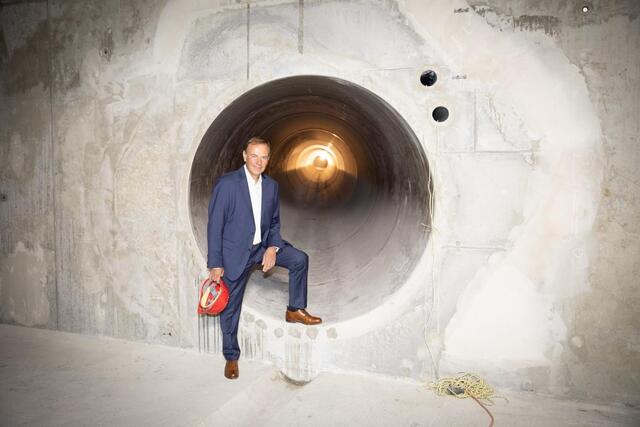 BV Gerald Bischof (SPÖ) präsentiert stolz das neue unterirdische Speicherbecken „Gelbe Haide“. Es bietet Platz für zehn Millionen Liter Regenwasser.