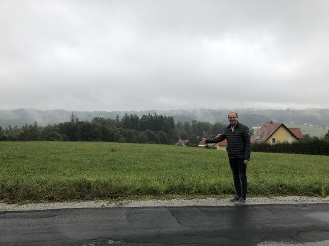 Wohnen mit Ausblick: Bürgermeister Josef Birnstingl ist stolz auf das neue Wohnprojekt, das 2021 auf dieser Wiese entsteht.