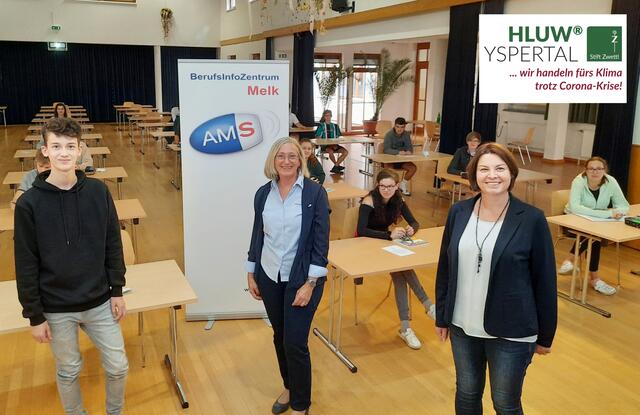 Schüler Tabirca Ramon, Renate Fröschl vom AMS Melk und Organisatorin sowie HLUW-Bildungsberaterin Gerlinde Derfler.