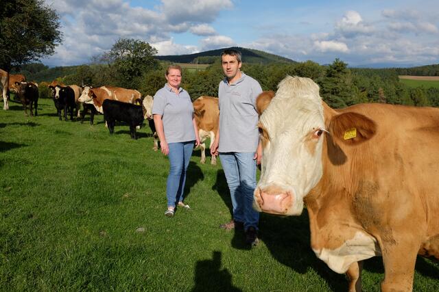 Das Landwirtepaar zwischen seinen Kühen. Die Tiere werden naturnah gehalten, so die Bauern.