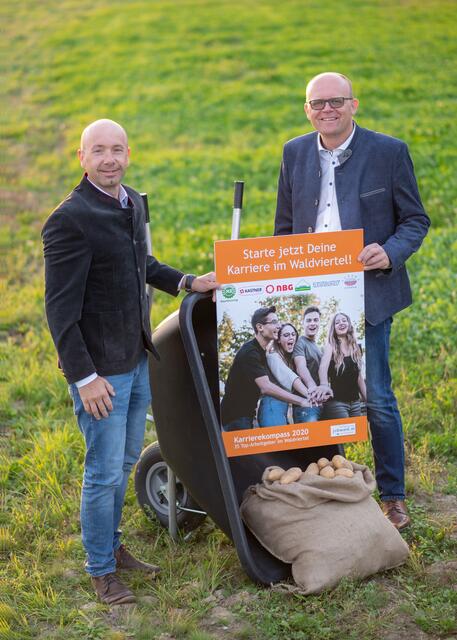 Roland Surböck (Geschäftsführer jobwald.at, links) und DI Karl Fuchs (Werksleiter der AGRANA Stärke GmbH in Gmünd) präsentieren gemeinsam den Karrierekompass Waldviertel 2020.