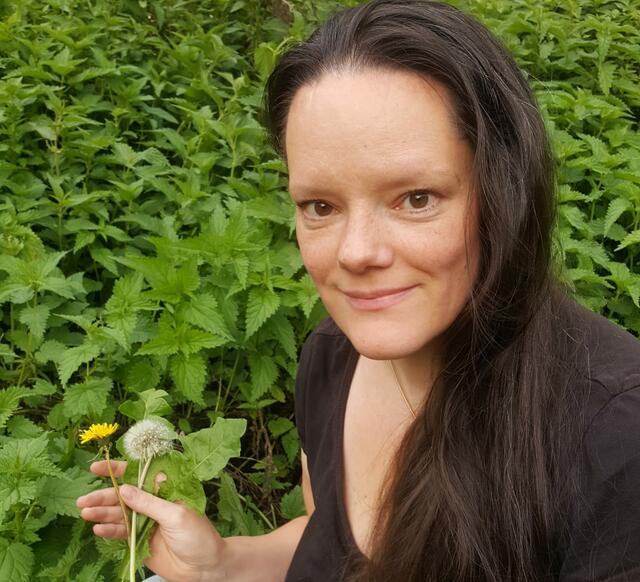 Sylvana Kuhl aus der Hinterlobming in St. Stefan ob Leoben ist leidenschaftliche Kräuterpädagogin und schrieb nun vier Fachportraits über Pflanzen für das Buch "Die Heilkraft der Wurzeln", das vom Obsthof Retter im Jänner herausgegeben wird.