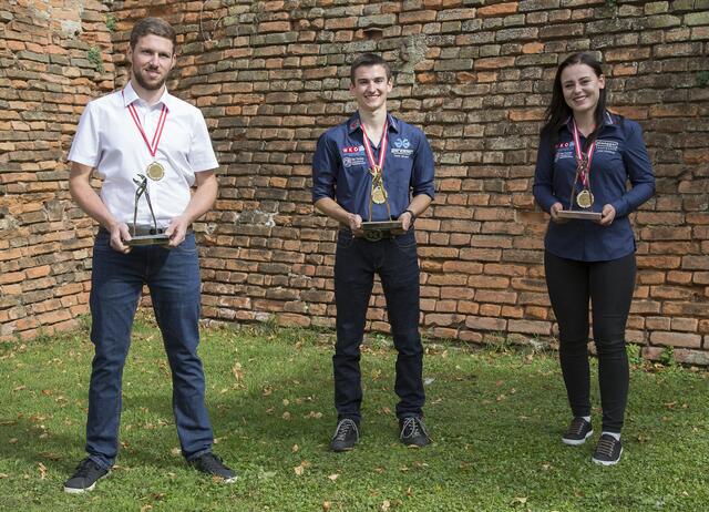 Die Besten beim Bundeslehrlingswettbewerb der Installations- und Gebäudetechniker (v.r.): Julia Kirchner (Platz 3) und Daniel Garzaner (Platz 1) aus Tirol sowie der Oberösterreicher Matthias Nenning (Platz 2).