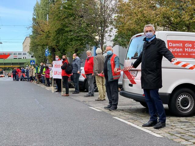 Gegen Verschlechterungen im Lorenz-Böhler-Spital: Mit einer Menschenkette protestierten besorgte Bürger gemeinsam mit der SPÖ Brigittenau und der Fraktion sozialdemokratischer Gewerkschafter beim Brigittenauer Krankenhaus.
