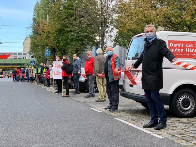 Gegen Verschlechterungen im Lorenz-Böhler-Spital: Mit einer Menschenkette protestierten besorgte Bürger gemeinsam mit der SPÖ Brigittenau und der Fraktion sozialdemokratischer Gewerkschafter beim Brigittenauer Krankenhaus. | Foto: SPÖ Brigittenau