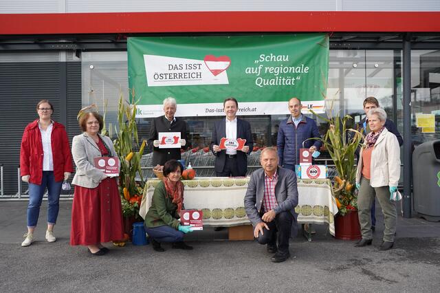 Bäuerinnen und Bauern informierten die Konsumenten, wie sie die regionalen Produkte am besten erkennen können.