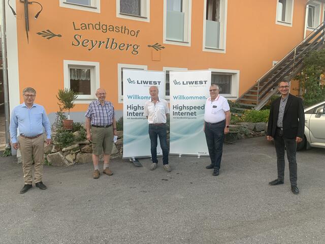 Die beiden Gründungsväter Helmut Hofstadler (2. v. l.) und Günther Baumann (4. v. l.) und viele ehrenamtliche Helfer haben den Betrieb des ReiNets ermöglicht und haben die Aufgabe nun an LIWEST übergeben, vertreten durch Geschäftsführer Stefan Gintenreiter (r.). Weiters im Bild: Bürgermeister Hermann Reingruber (1. v. l.) und Obmann Kurt Nickl (3. v. l).