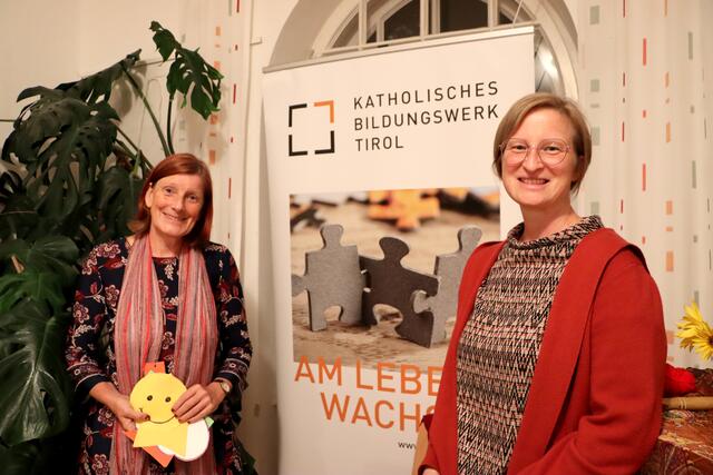 Referentin Barbara Pichler (li.) mit Martina Pfandler, der Bildungsbeauftragten vom Alten Widum.