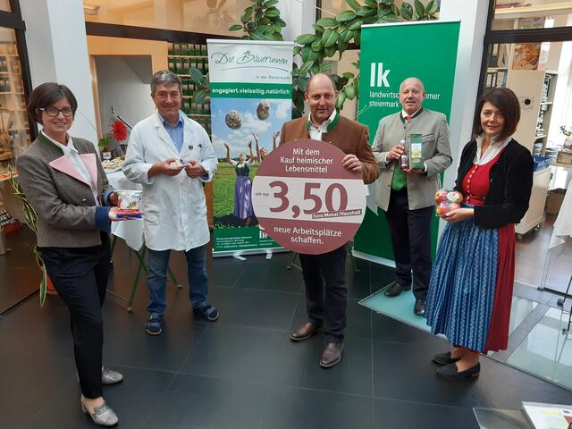 Bezirksbäuerin Ursula Reiter (1.v.l.) und die Landwirtschaftskammer Weiz rufen in der Woche der Landwirtschaft zum Kauf regionaler Lebensmittel auf.