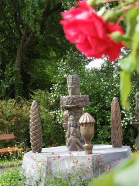 Der Brunnen im Martinsberger Park neben der Pfarrkirche.