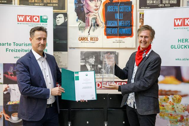 Spartenobmann Markus Grießler (l.) zeichnete den Museumsgründer Gerhard Strassgschwandtner mit dem Tourismuspreis 2020 aus. | Foto: WKW / Wieser