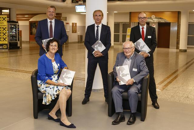 Vorsitzender des Aufsichtsrates Franz Höchtl, die erfolgreichen Geschäftsleiter Gerhard Buchinger und Thomas Schauer, (sitzend) Obmann ÖKR Johannes Sassmann mit seiner Stellvertreterin Bgmin. Brigitte Thallauer freudestrahlend mit dem Geschäftsbericht über das „Ausnahmejahr 2019“.