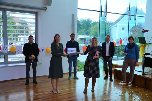Peter Viertlmayr,EDV Leiter Stadt Leonding mit Projektleiterin Marlene Siegl vom Stadtmarketing Leonding, E-conomix Geschäftsführer Michael Raberger, Bügermeisterin Sabine Naderer-Jelinek, Martin Liedl (AFP) und Anna Partinger, Digitales Stadtmarketing Leonding.