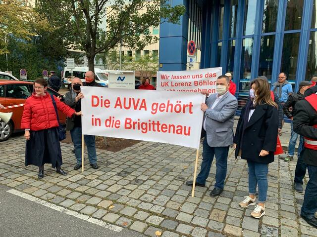 Protestaktion für den Weiterbestand des Lorenz-Böhler-Spitals (v.l.): SPÖ-Bundesrätin Elisabeth Grimling, SPÖ-Gemeinderäte Erich Valentin und Yvonne Rychly, und SPÖ-Bezirksvorsteher Hannes Derfler.
