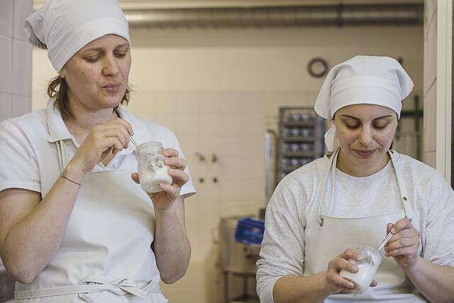 Eva Nuart mit ihrem selbst gemachten Joghurt.