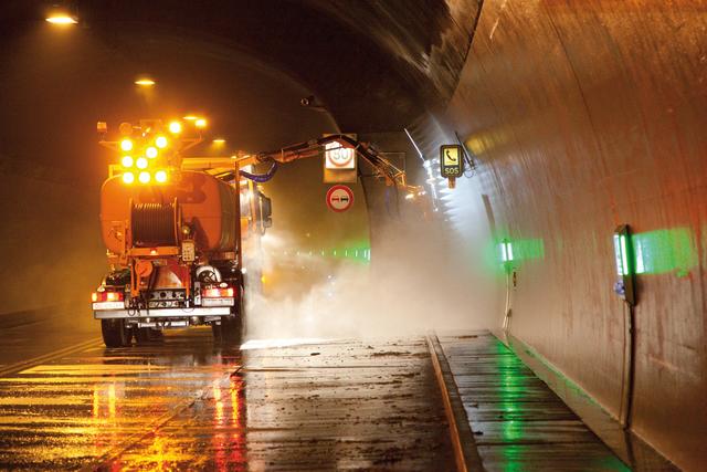 Die Sperre des Landecker Tunnels während der Reinigungsarbeiten ist erforderlich, da durch den Sprühnebel die Sicht nicht mehr gegeben ist.