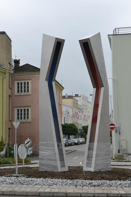 Die zwei Stadtwächter sind fünf Meter hoch.