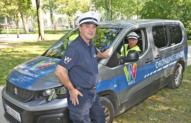 Hans Christian Rumpl (l.), Leiter der Ordnungswache Wels.